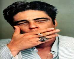 Benicio del Toro smoking
